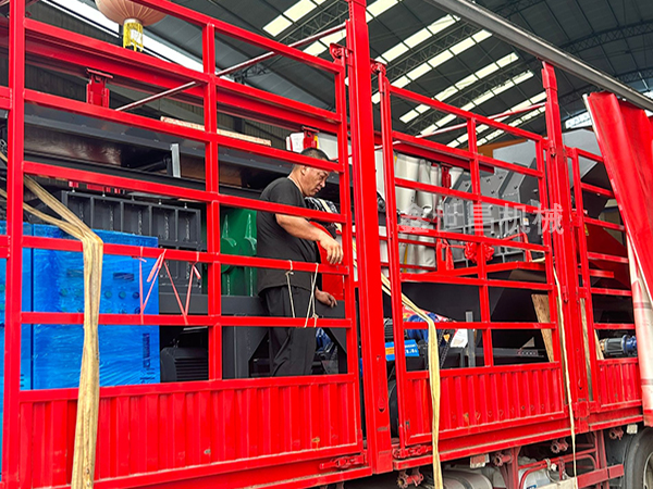 800撕碎機+800破碎機發往海南